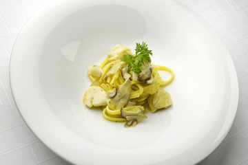 Tagliatelle pasta with scallops and porcini mushrooms