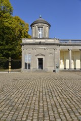 Pavés de la cour d'honneur devant la chapelle du château de Seneffe en Hainaut 