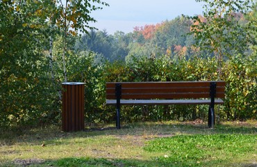 Holzbank in Herbstlandschaft