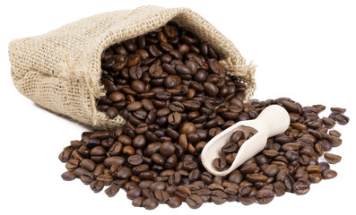 Kaffeebohnen im Kaffeesack Jute mit Holz Schaufel isoliert