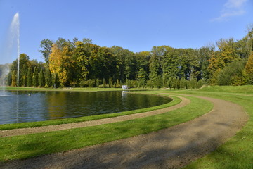 Fototapeta premium La pièce d'eau principale et circulaire au parc du château de Seneffe en Hainaut 