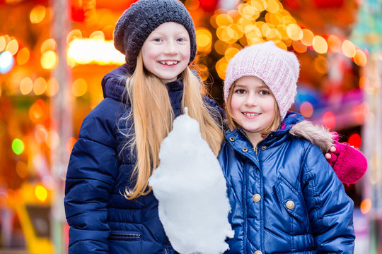 Kinder essen S&uuml;ssigkeiten auf Weihnachtsmarkt