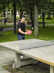 Konzentration des Spielers auf den Tischtennisball