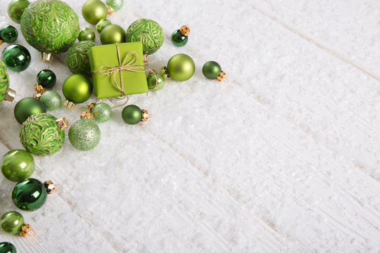 Dekoration zu Weihnachten in grün, maigrün oder lindgrün mit Holz Hintergrund und Schnee.