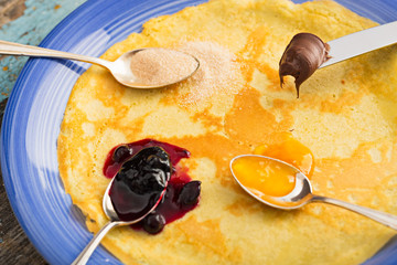 Crepe mit Marmelade, Zimt und Zucker und Schokolade