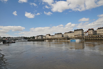 Obraz premium Nantes e Loira dall'Ile de Nantes, Loira Atlantica - Francia