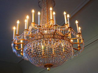 Kronleuchter mit brennenden Lampen