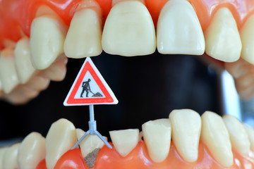 Zähne, Zahn, Symbol, Baustelle, Zahnarzt, Zahnbehandlung, Schild, Kostenvoranschlag, Zahnersatz,...