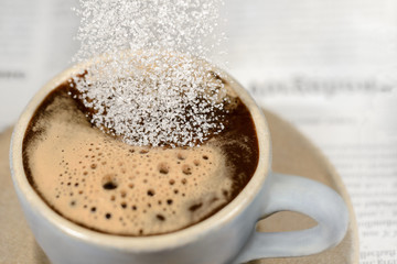 Kaffee süßen mit viel Zucker