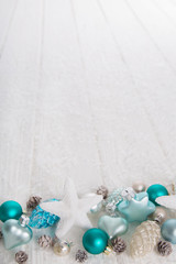 Dekoration zu Weihnachten in blau, türkis und weiß auf Schnee Hintergrund.