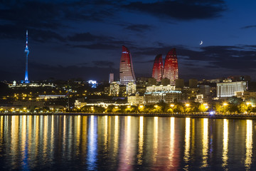 Fototapeta na wymiar View of the waterfront and the city at night, in Baku, Azerbaija