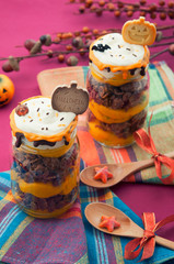 ガラス瓶に入ったハロウィンデザート