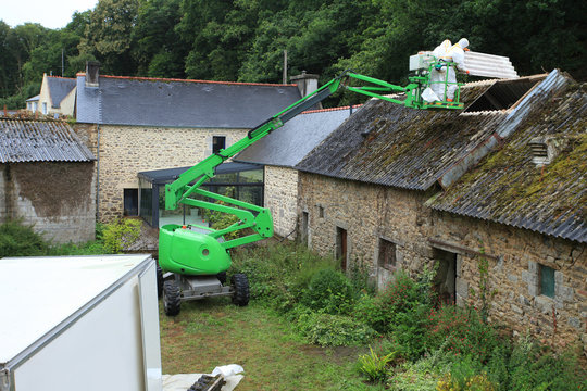 D&eacute;montage d'une toiture en fibrociment contenant de l'Amiante