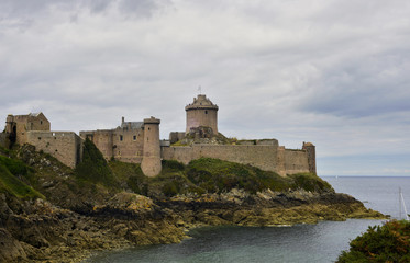 Fototapeta na wymiar Le Fort la Latte (château de La Roche Goyon) à Plévenon (22240), département des Côtes-d'Armor en région Bretagne, France 