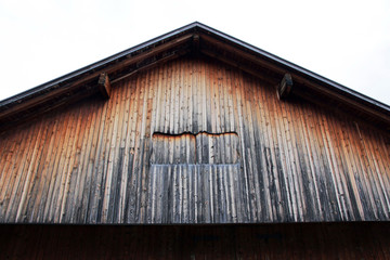 Ein Holzstadel mit Fenster&ouml;ffnung in Italien