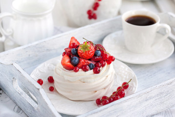  Pavlova meringue cake with fresh berries