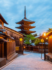 Japanse pagode en oud huis in Kyoto bij schemering