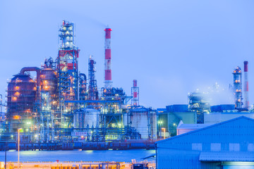 Obraz premium Industrial view at oil refinery plant form industry zone.