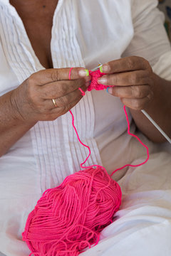 Mujer haciendo punto.