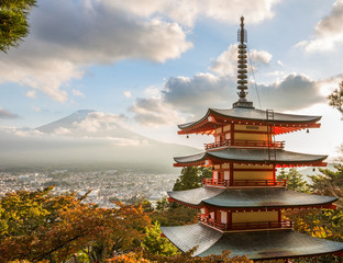 Obraz premium Czerwona Pagoda z Japonią Fuji w tle