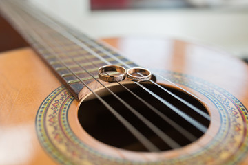 Obraz premium wedding rings on guitar