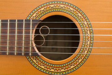 Obraz premium wedding rings on guitar
