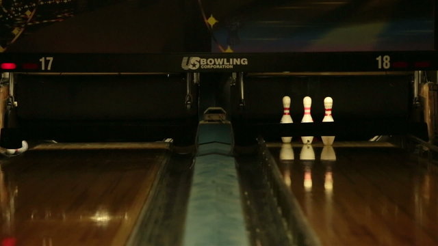 Bowling recreation Strike on left lane HD 6678