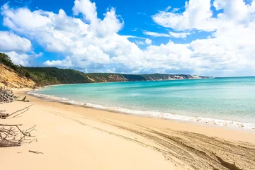 Crédence de cuisine en verre imprimé Plage et mer Falaises de sable colorées avec plage de sable blanc contenant des pistes à quatre roues motrices. Rainbow Beach, Queensland, Australie.