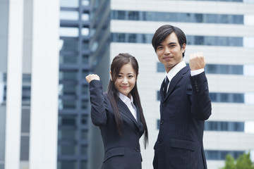 若い会社員の男女
