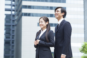 若い会社員の男女