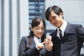 若い会社員の男女