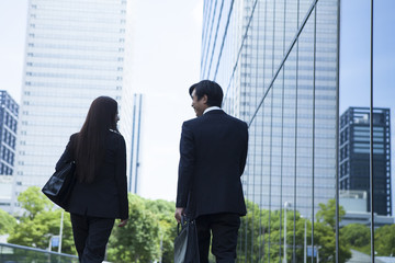 若い会社員の男女