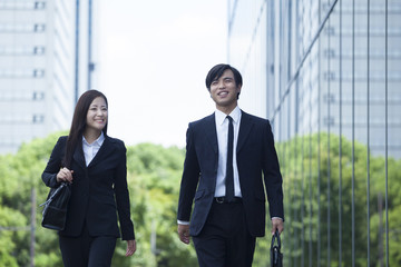 若い会社員の男女