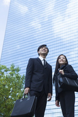 若い会社員の男女