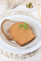 Rebanada pan con paté untado merienda desayuno rustico casero