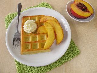 Ofengebackene belgische Waffeln mit Pfirsich und Sahne