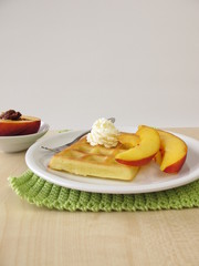 Ofengebackene belgische Waffeln mit Pfirsich und Sahne