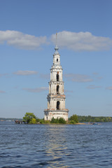 Вид на затопленную колокольню Никольского собора в городе Калязин