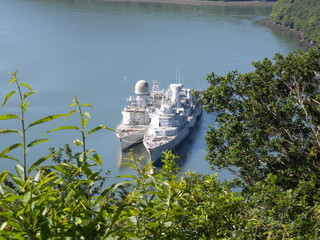 Alte Kriegsschiffe vor Anker