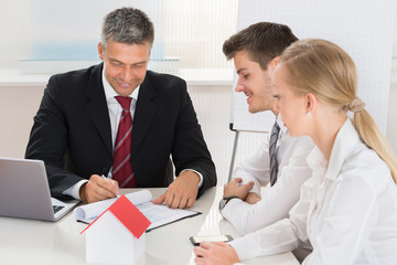 Obraz premium Couple Consulting Estate Agent