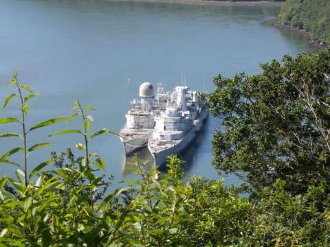 Alte Kriegsschiffe vor Anker