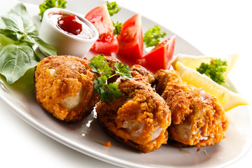 Roasted chicken drumsticks and vegetables 