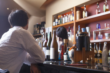 バーに来た若い男性
