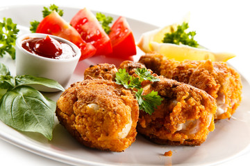 Roasted chicken drumsticks and vegetables 