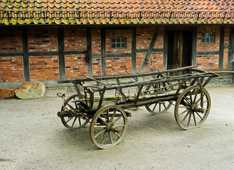Fototapeta na wymiar The old wagon in barnyard next at barn