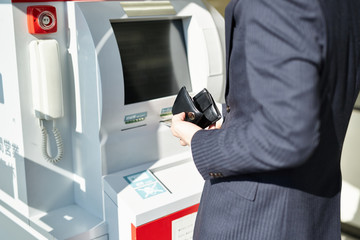 ATMを使うサラリーマン 