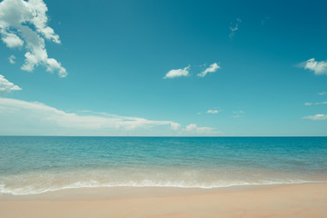 Fototapeta na wymiar Vintage clear blue sky and nice ocean