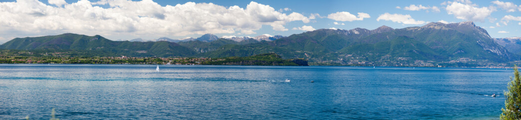 Fototapeta na wymiar Panoramic view of lake Garda in Italy