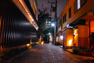 東京神楽坂の料亭街の夜景
