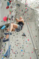 junge Frau in der Kletterhalle